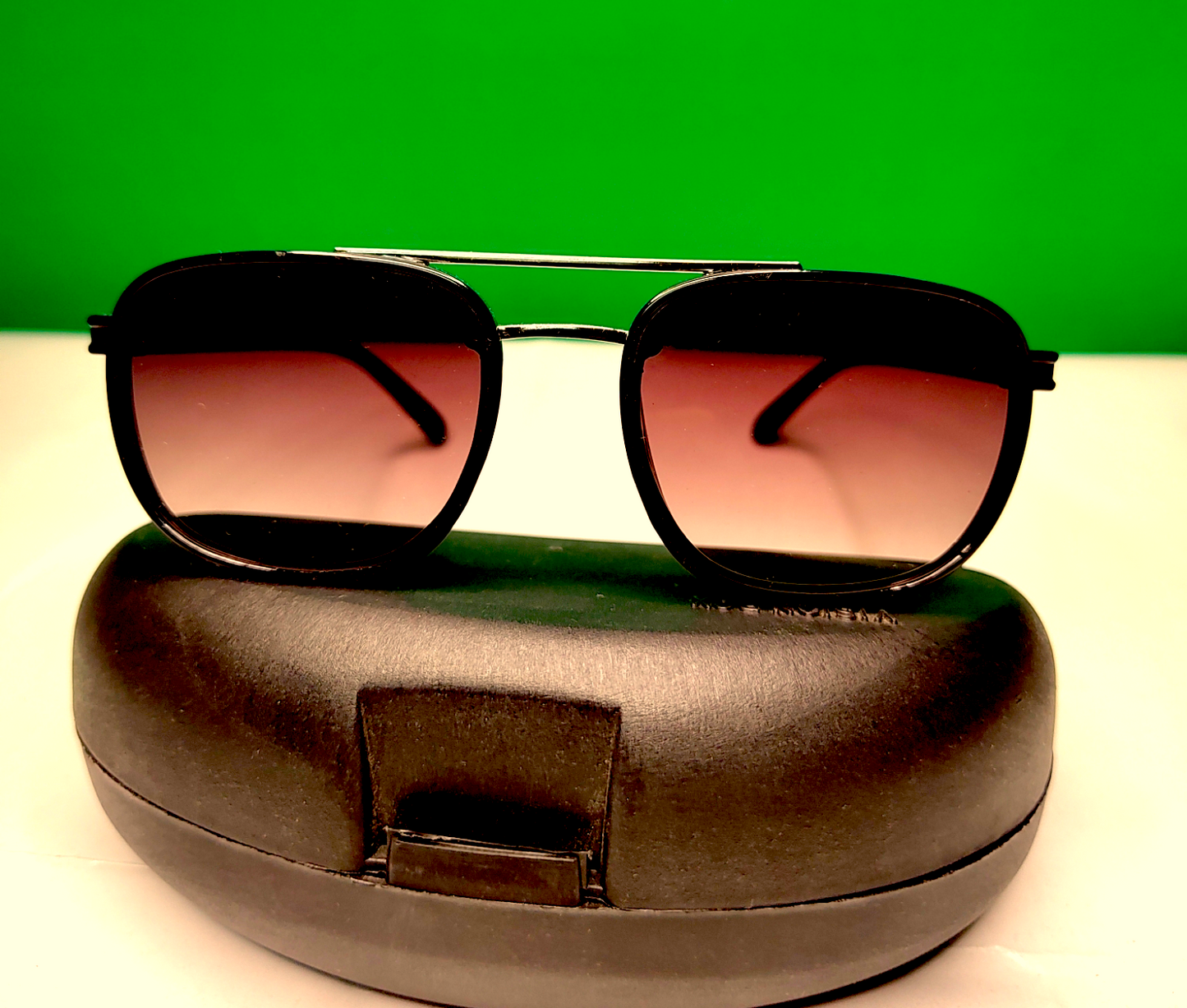 Square sunglass with metal frame